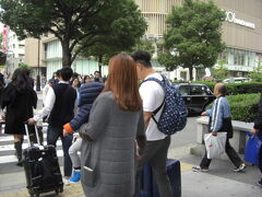 難波に到着。心斎橋方面に向かって歩く。商店街は観光客でごった返しているため歩きにくいので、私たちはいつも傘をさしてでも大通りを歩く。

しかしこちらもスーツケースを引きずった観光客がぞろぞろ歩いている。いつのまに大阪はこんなに観光客が増えたのだろう。
そんなに面白いかなあ、大阪って。