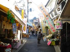 誰もが懐かしくなるような、参道の商店街です