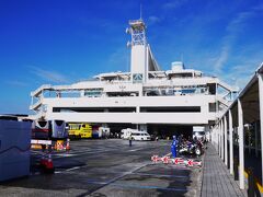 そう、東京湾アクアライン「海ほたる」に到着。

ちょっと渋滞と表示があったけど、とまることなく動いていたから渋滞とも言えないくらいすんなりと到着。

「海ほたる」は義母も叔父もそして私たちも初めて！