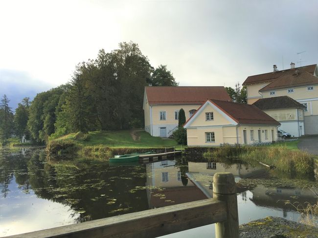 敷地内に池や川があり美しい。