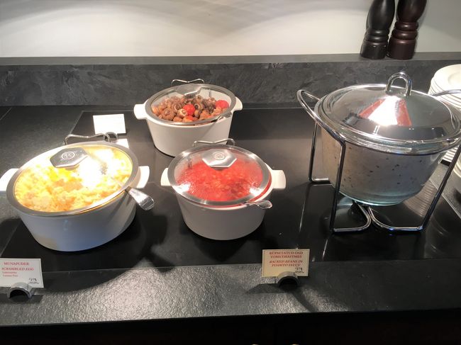 ホットミール、スクランブルエッグにマッシュルームや煮トマト。<br />