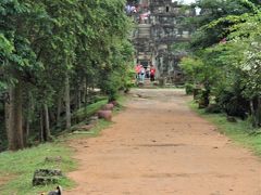 中央に大きな祠堂が聳える