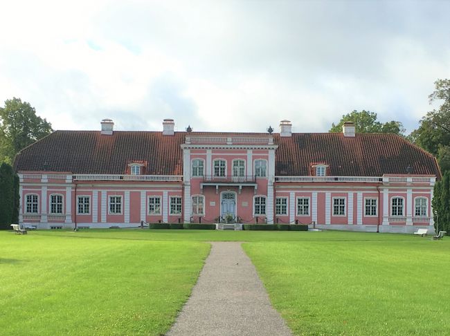 ・サガディマナー<br />　1753年、ドイツ人領主Fock家によってに建てられたバロック様式の館で、Fock家の人々は1939年までここに住むことを許されていました。現在はホテルやレストラン森林博物館などが併設されています。<br />