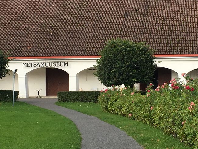 建物向かって右側の建物が森林博物館です。<br />5月1日から10月2日までは10時から18時まで開館しています。