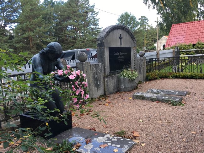 礼拝堂裏にあるエストニアで最も美しいといわれる墓地。<br /><br />海運博物館もまあいいか、と思って割愛。