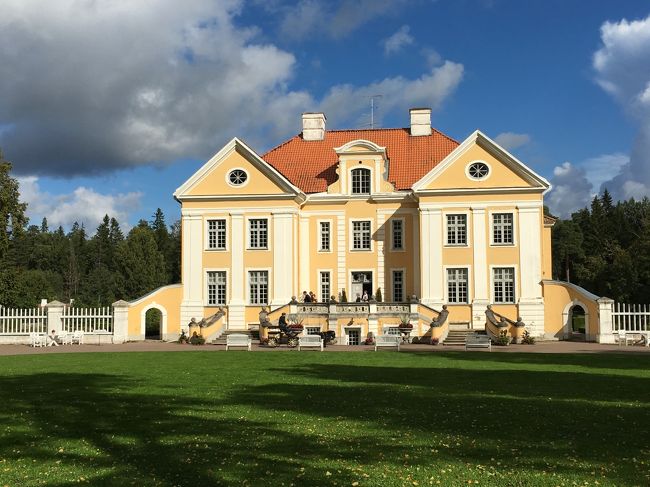 ・パルムセマナー<br />　完全に修復された18世紀の領主の館。美しいアンサンブルを形成している庭園には、修道士の時代から伝わる池、鍛冶屋、蒸留所などが配置され、館内には今世紀初頭の家具やオルゴールが並べられています。現在館は公園の情報センターおよび博物館となっています。敷地内にホテルもあります。<br />　建物向かって左側にはラヘマー国立公園唯一の観光案内所があるのですが、この日は残念ながらお休みでした。開いていればラヘマー内の地図がもらえます。（有料のも置いてあります）私は事前に観光スポットの位置をほぼ調べていったので何とかなりましたが、ガイドブックの情報だけでは全然足りないので個人で回るときはまずここで地図をもらった方がいいと思います。