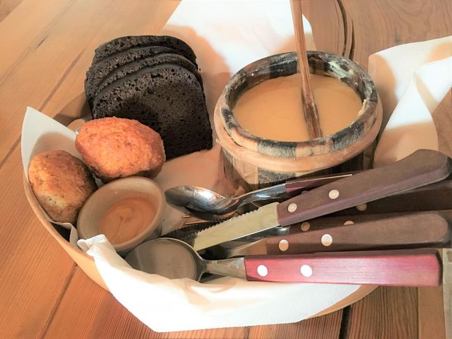 黒パンとバターはもれなく付いてきます。<br />ものすごい量のバター・・。