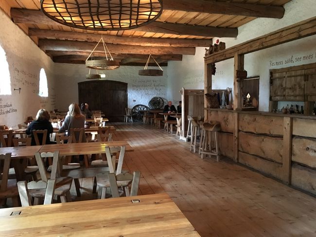 素朴な食堂は重い梁があり、前世紀を思い起こします。当時の農民の一般的な食事を食べることができます。天気がよければテラス席も出ます。<br />行った時ちょうど欧米人の団体観光客が占拠しててものすごい騒ぎでしたが、デザートを食べていたのでじきに出ると判断して着席。いなくなったら静かで心地よい空間。<br />