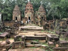 煉瓦積の複数の祠堂が並んでいる