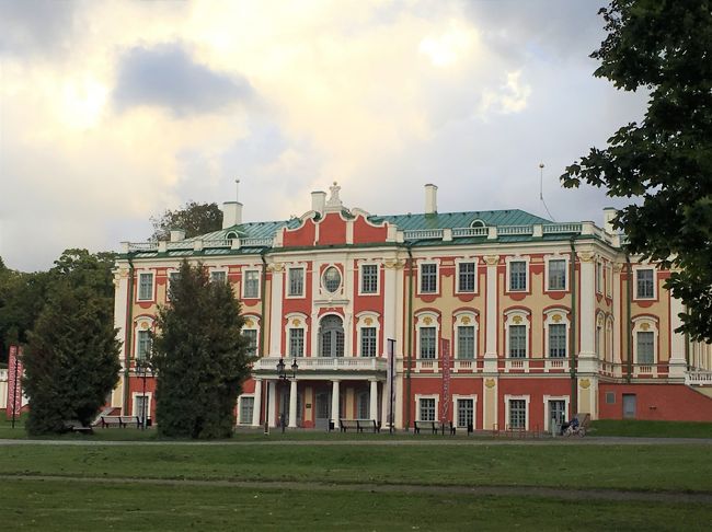 もう少し時間があるから、カドリオルグ宮殿も外観見るくらいできるかなー、<br />と思ったのが間違いで・・<br /><br />カドリオルグ宮殿周辺は工事中の道が多くて、ＳＹＧＩＣアプリでは把握しておらず迂回ルートも検索できず、適当に迂回するものの中々近づけない・・。<br />最後、レンタカー返却時間が迫ってきたので、建物から10分くらい離れた公共駐車場に車を停めて宮殿までダッシュ！<br /><br />何とか宮殿に近寄って写真撮りまくって終了！<br />風情も何もない・・。