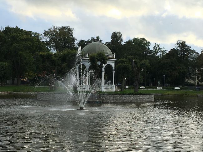 宮殿の近くには噴水もあって、気持ちのよい公園です。<br />全速力で走りながら撮影だけどｗ<br /><br />何とか6時１０分前にバスターミナルの駐車場に到着。<br />無事にレンタカー返却できました。<br />ナビが使えなかったから、ナビ代返せと迫ったけど後で連絡するの一点張りで諦めました。（絶対連絡してこないだろうなと）<br /><br />この時は何も言われませんでしたが、１か月後に何の事前連絡もなく64,763円クレジットカードから引き落とされました。現在レンタカードットコム経由で確認していますが、スピード違反とか理由をつけて返す気はなさそうです。ナビも使えないはずはないの一点張り。やはりちょっと安くても無名のレンタカー会社で借りるのはリスクが高すぎました。行く直前にやめようと一瞬考えたのですが忙しさに紛れてそのままにしたのが失敗でした。最悪最低のレンタカー会社です。これまで使用していたヨーロッパカーでは一度もこのようなことはありませんでした。手痛い授業料になってしまいました。自業自得です・・。