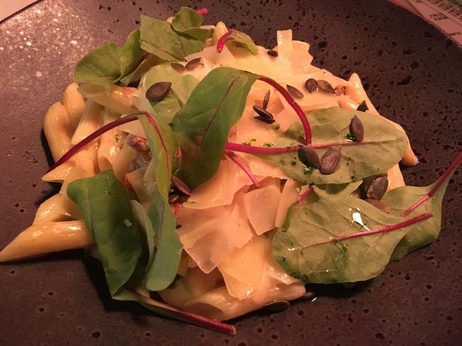 野生きのこのクリームパスタ。10.90ユーロ<br />これも美味しかった♪<br /><br />最後までエストニア名物を食べれてよかった。<br />