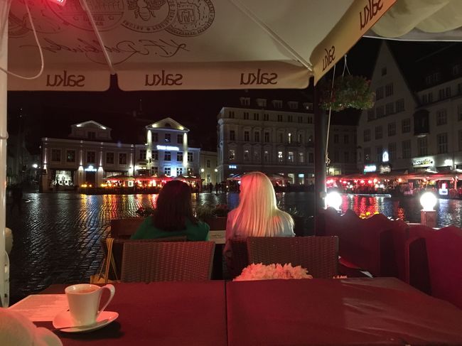 今日は早くも今回の旅行最後の晩餐。<br />とはいえ、行くお店、お店すべてに振られて。<br />よく考えたら金曜日の夜だったんですよね。<br /><br />ようやくラエコヤ広場にテラスを出しているお店<br />モダンエストニア料理の店「KAERAJAAN」に入りました。<br />雨が降ったりやんだりで結構降っていたのですが、このテント結構丈夫で大雨が降っても全然影響なしです。(屋内の席もあります)<br /><br /><br />