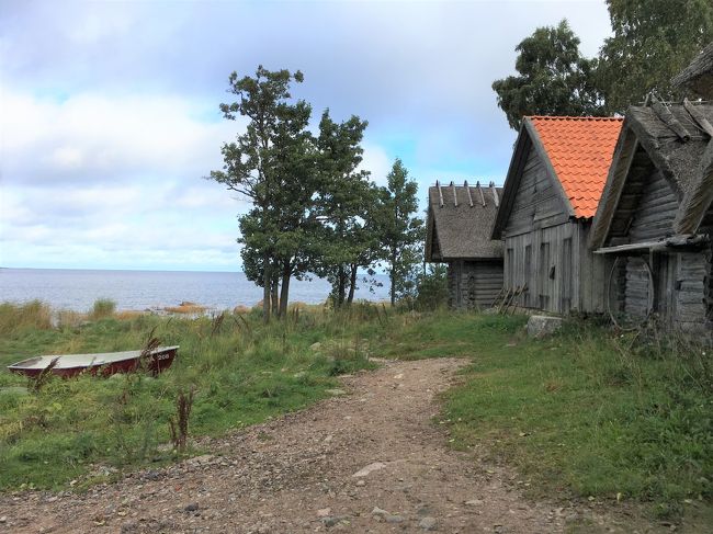 朝食後はラヘマー国立公園めぐりへ。<br /><br />・アルティヤ村（Altja）<br />　海辺の静かな村落。元は漁村だったらしいのですが、過疎化の後、いまは観光客向けの村として復活したようです。おいしい田舎料理を出してくれる食堂（Altja korts）がありますが、朝ごはんたくさん食べた直後なので、というか12時からでまだやってなかったです。<br />　アルティヤ（Altja）には、19世紀末にはわずか10世帯の家族しか住んでいなかったということですが、現在も住人は数十人です。ソビエト体制になった1950年頃からコルホーズ化が始まり、船は隣村 Vergiに集められたため、村の人々は漁業ができなくなったそうです。岬には木造の漁網子屋が残されています。かつては仲間同士で小舟を共有し、ニシンやサケ、マスなどを漁獲していたそうです。