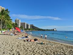 青い空、青い海、白い砂、奥にはダイヤモンドヘッド。
ハワイです(笑)
この辺のビーチは砂がサラサラで綺麗。