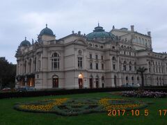 荷物を置いて夕食兼街歩きに出ました。
アパートの建物の前は広場になっていてスウォヴァツキ劇場がありました。通りに同じような建物が並ぶ中でいい目印になりました。