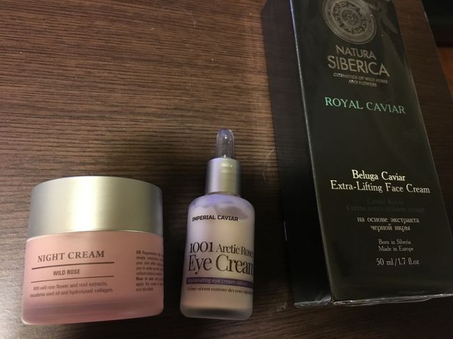 バスターミナルからトラムで今夜の宿エスティンアパートメントへ。<br /><br />荷物を置いて、夕食を食べに出かけました。<br />まだ７時前だったので、ヴィルクスケスのナチュラシベリカに寄ってキャビアのフェイスクリームを購入。アイクリームは初日に買って旅の間中使用していました。フェイスクリームも１０ユーロとリーズナブル。もっと買えばよかったなー。<br /><br />ピンクのはリガで購入したステンダースのフェイスクリームです。