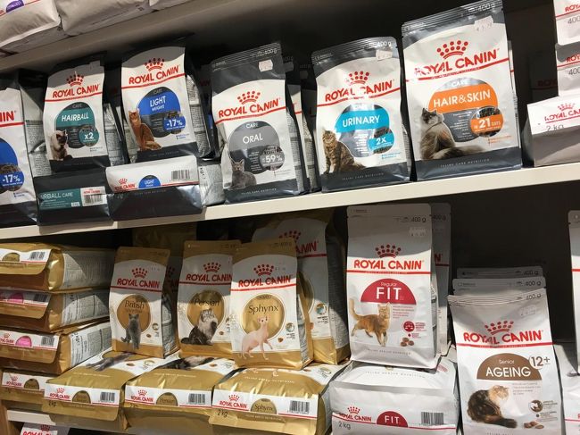 スーパー外のペットショップではロイヤルカナンが。<br />ファーミネーターなんかも売ってて、猫用品は割と世界共通なんだなと実感。