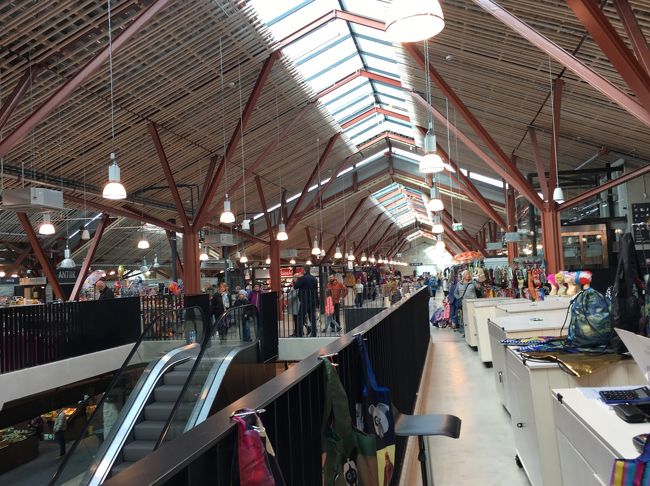 マーケットの建物屋内のスペース。<br /><br />ここは、巣鴨みたいなおばちゃん向けショップ、センスゼロの微妙なショップ、ハイセンスな雑貨や・おみやげ物やさん、がミックスされた不思議な空間。<br /><br />地下には食料品のコーナーもあります。<br />隣はスーパー