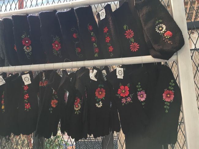 旧市街にもあるお土産物屋さんの支店がありました。<br />ムフ刺繍のミトンがあります。