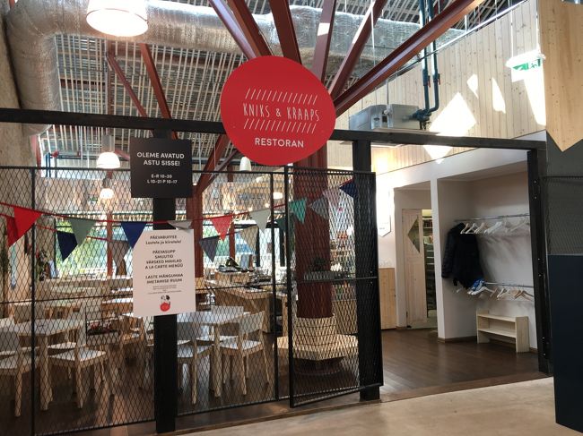 おしゃれなカフェテラスもあります。<br /><br />あまりマーケットで買うものはなく、ぶらぶらして終了しました。<br />エスティンアパートメントに戻って、スーツケースに買い物したものを詰めて、トラムで空港に向かいました。