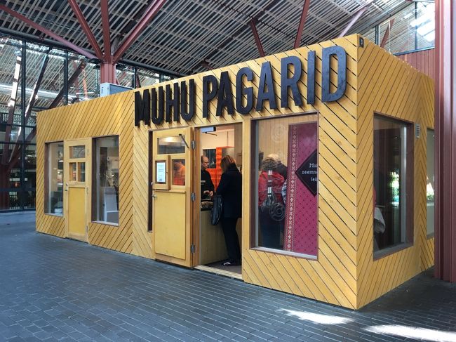 屋外スペースに小さいプレハブでお店がいくつか設置されています。<br /><br />なんと先ほどソラリスで買ったムフベーカリーが。<br />ここで買った方が新しかったはず。。