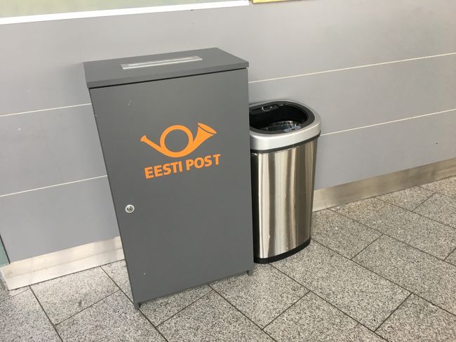 毎日日記代わりに絵葉書を書いて送っているので、<br />最終日のはがきを送るべく空港でポストの場所を聞いたら中々見つからず。<br />と思ったらごみ箱のような地味なボックス。。<br /><br />あと、今回foorum百貨店でうっかり洋服を買ってしまったので珍しく免税手続きもしました。到着ロビー入ってすぐにある税関窓口で手続きをして、出国審査後、搭乗口横の免税カウンターで返金手続きをしてもらいました。<br />シェンゲン協定国なので正しくはヘルシンキで行うべきだったかもしれませんが、ヘルシンキの税関窓口は人気観光国だけあって、大行列。乗り継ぎ時間も少なかったのでタリンで済ませておいて大正解でした。