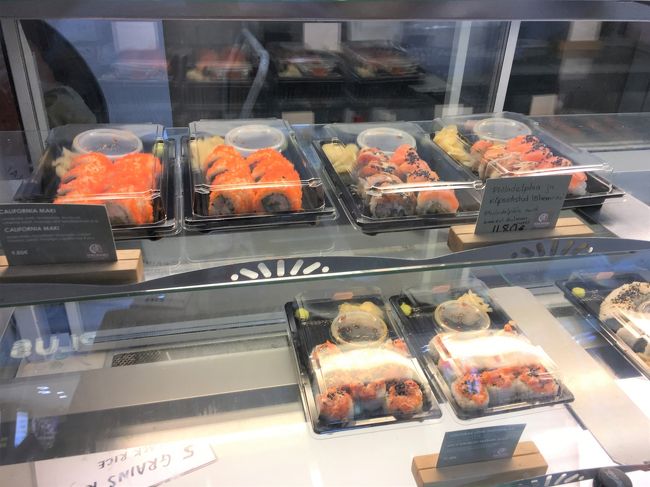 お昼を食べてなかったので空港内で物色。<br />ここはＴＯＫＵＭＡＲＵというお寿司屋さんですが、お寿司ではなくスムージーを購入。