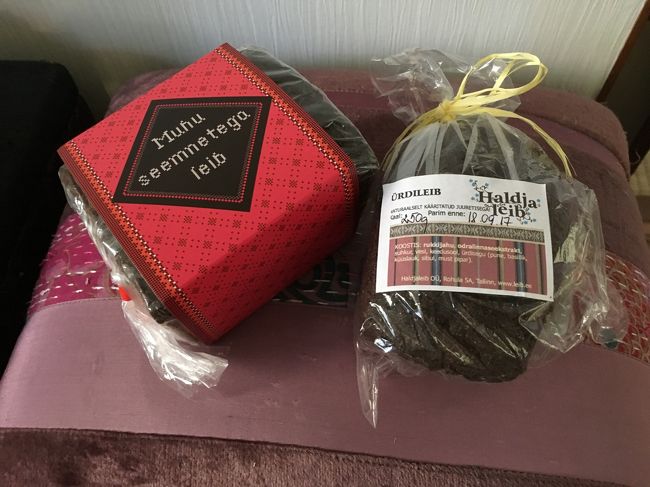 悩んだあげく、ムフベーカリーの黒パンとHaldjaLeibのハーブ黒パンを買って帰りました。