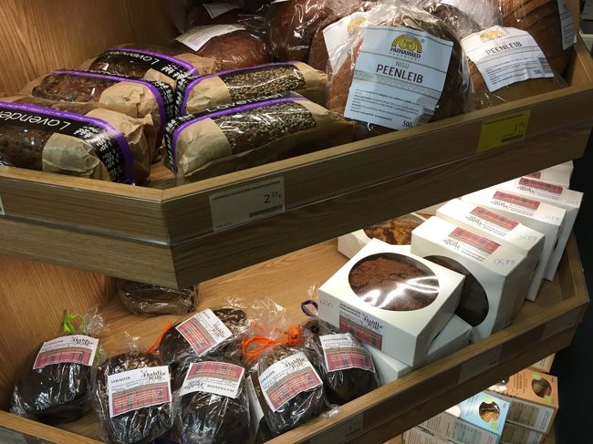 今日は12時半には空港に向かわなくてはなので、あまり時間がなく野外博物館は諦めて旧市街周辺でショッピングを楽しむことにしました。（この日は日曜だったので、telliskiviエリアのお店も定休日が多かった。）<br /><br />ソラリスのスーパーは、黒パン天国。<br />