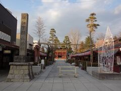 笠間稲荷神社にやってきました。
参道には土産物屋等が並んでいて、仲見世になっています。