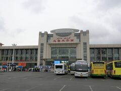 空港からエアポートバスに乗ってウルムチ南駅へ。

この駅の向かって右側にある「亜欧酒店」の1階に、国際列車専用のチケット窓口がある。そこでカザフスタン・アルマトイ行きのチケットを買おうとしたら、「当日の朝にまた来な！当日券しか売ってないんだ」と言われた。

とりあえずここから今日宿泊するシルバースターホテルまで徒歩で移動。

それにしてもテロがあったからか、駅周辺は武警の警備が厳重だった。
