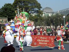 １０：１７

１０：００にスタートしたパレードの先頭が見えてきました☆

テーマはディズニーの仲間たちが大切な人たちと一緒に過ごすクリスマスの物語。