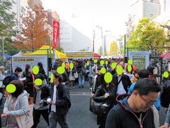 駅から徒歩5分程でカレーグランプリの会場の小川広場に到着。

ここが今回の会場です。
駒沢公園のラーメンショーと比較するとこじんまりしたスペース。