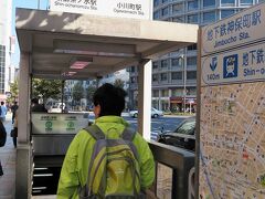 最寄駅は都営小川町駅、ここは東京メトロの新御茶ノ水駅とつながった駅でそれぞれ別の駅名になっています。

通行人も写しちゃいました(^^ゞ