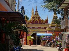　エインドーヤー寺院は下町の雑踏の中にあった。
　細い路地の先に、ひょっこりと姿を現す門と仏塔・・