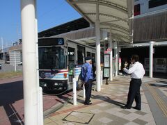 キャリーケースをコインロッカーに預け、バスで堀田温泉に向かいます。
別府駅からはたくさんのバスが出ていて、路線図も複雑…
行きたい場所と今日の宿の場所を伝えた所、案内係のおっちゃんが優しく教えてくれました。
オッチャンセンキュー( ^^) _U~~