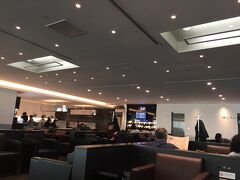 同行者とラウンジ集合。
三連休ですが、114番ゲート近くのラウンジは意外と空いてました。

（ANAのラウンジのお手洗い、ティッシュ置いて欲しいなぁ。。。ペーパータオルはないのはいいとして[エアータオルはある] 、パウダーコーナーにもティッシュがないんですよねぇ。。あのUAのラウンジ（成田）でさえあるのに。なんとかなりませんかねー。）