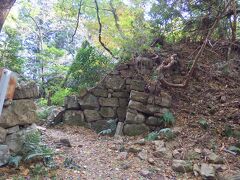 桑實寺12：15出発で12：30　10丁目の観音寺跡到着です。戦国時代から放って置かれた石垣が復元されていました。
桑實寺から石段を登り続け、大汗です。地獄の10丁目と言う感じ。