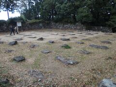 激しい風は止み、安土城に移動。信長の館から安土城まで車で数分の距離です。
14：00少し前　安土城登城口に着きました。
こちらは、天守閣跡に行くまでの石段の落差の大きいこと！これが戦国時代と同じなら、特に着物の女子はどうやって登っていたのだろうか？攻め手には登り辛いということだろうが・・・。
写真は天守閣跡。地下に当たる部分の礎石だそう。