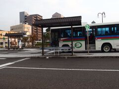 京都から、東海道線で近江八幡にすぐに移動。50分程度かかりました。７：４０駅前レンタサイクルが６：３０から営業しているのでレンタサイクルを借りました。近江八幡は、掘割、街並が駅から３キロ離れているので一日５００円のレンタサイクルが便利！
近江鉄道バス。近江鉄道は西武グループだったのですね！近江鉄道にも乗りたかった。