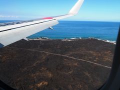 着陸寸前、窓の外を見ると・・・ハワイ島は溶岩の大地ってことがわかる。

定刻通り、コナ国際空港に到着。
全員が自動入国審査端末で操作し、パスポートの読み取り、指紋検査、写真撮影、税関申告に関する質問への回答をする。
レシートが出てきて、レシートに×があれば、対面で入国審査へ。

ESTA取得後、米国入国が2回目以降なら○で、税関申告書も不要らしい。

私は、新たにESTA取得したばかりなので、×のレーンへ。
ここからはいつもの入国審査・・・再度、写真撮影と指紋検査をする。