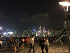 暗くなり、ディナー体制を整えて出発～♪

プロムナードを通って、スターフェリー乗り場へ。
暑くなく、寒くなく、ベストシーズンですね。