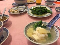 初めてオーダーしてみた、豆腐のスープ。
やさしい味。大・中・小のサイズがあり、２人分には小でちょうどよかった。