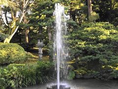 霞ヶ池の水位まで吹き上がる日本最古の「噴水」。久しぶりの兼六園。秋晴れでよかったです。