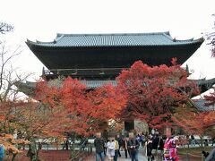 「南禅寺」（2016.11.22）

無料で見ることができる絶景。
紅葉といえば、南禅寺は、絶対に行くべき素晴らしいスポット♪
山門に架かる大きな大きな紅葉に感動します～

南禅寺　　http://www.nanzen.net/
詳細旅行記
レクサスパスで行く！今が見頃、京都の紅葉◆東福寺・高台寺圓徳院・南禅寺・永観堂のライトアップ♪今年は王道を攻めてみました！はコチラ
　　　↓
https://4travel.jp/travelogue/11192006