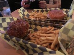 ホテル近くのＥＤＤＩＥ ＢＵＲＧＥＲ ＢＡＲで軽く夕飯。ふたりで47.01ドル。
