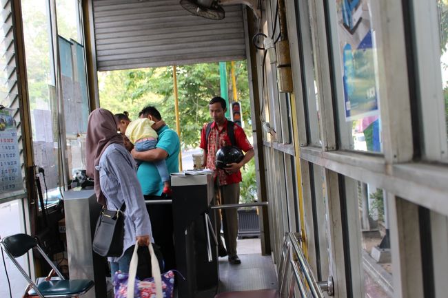 1Atと1Bがトランスジョグジャカルで行けるが、マルボロ通りと交差するJISuatmajanの道路沿いの乗り場から乗った。ここで切符をもらうのが秘訣。帰りにこの切符を見せて降りる場所を確認するといい。