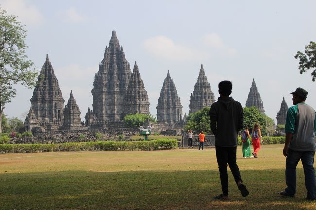 入場口で切符を購入して中に入るとすぐに一番大きなロロ・ジョングラン寺院が聳えている。