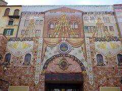 東京ディズニーシーに到着！
ディズニーシー・プラザからメディテレーニアンハーバーへ向かうミラコスタ通りにあるファサードの飾り付けですが、今年は外壁工事のため、シートに飾り付けのイラストが描かれており残念…
下にある通りもツリーもありませんでした!?
